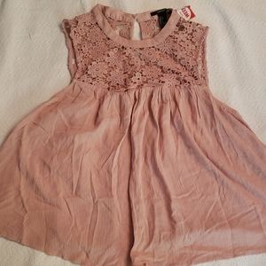 Sleeveless pink lace shirt